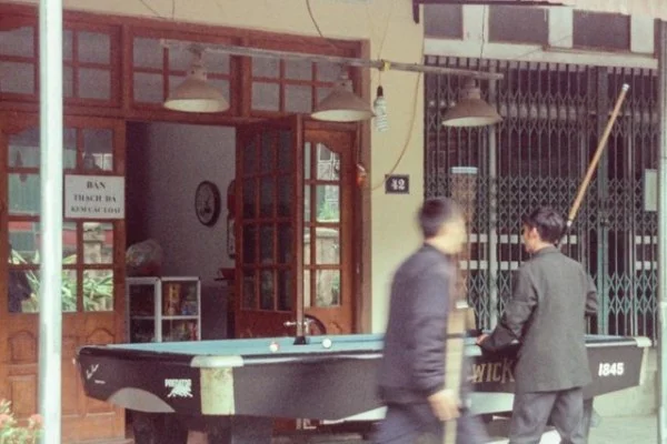 速度滑冰世界杯高亭宇五百米冲金与荷兰选手分析赛场节奏与临场对抗